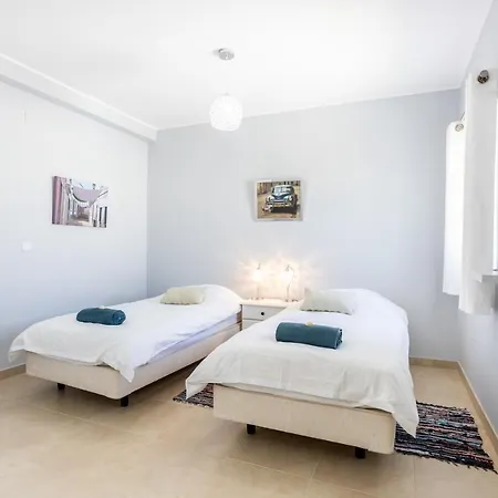 Newly Renovated 2 Bedroom Townhouse - Close To Holiday home Salema
