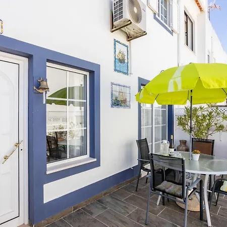 Newly Renovated 2 Bedroom Townhouse - Close To Holiday home