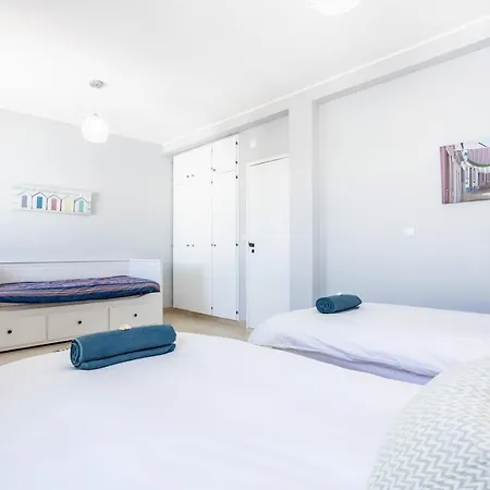 Vakantiehuis Newly Renovated 2 Bedroom Townhouse - Close To