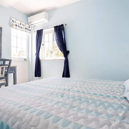 Newly Renovated 2 Bedroom Townhouse - Close To Holiday home *