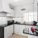 Newly Renovated 2 Bedroom Townhouse - Close To Prázdninový dům