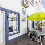 Newly Renovated 2 Bedroom Townhouse - Close To Prázdninový dům