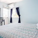 Newly Renovated 2 Bedroom Townhouse - Close To Prázdninový dům *