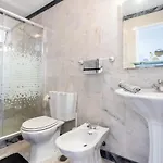 Newly Renovated 2 Bedroom Townhouse - Close To Prázdninový dům