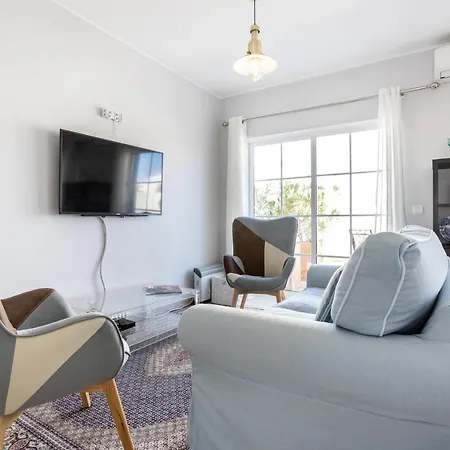 Dom wakacyjny Newly Renovated 2 Bedroom Townhouse - Close To