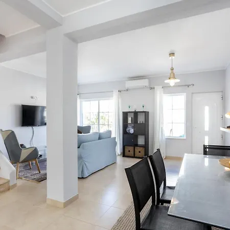 Vakantiehuis Newly Renovated 2 Bedroom Townhouse - Close To Salema