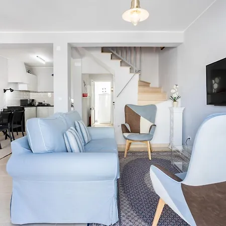Newly Renovated 2 Bedroom Townhouse - Close To Vakantiehuis *