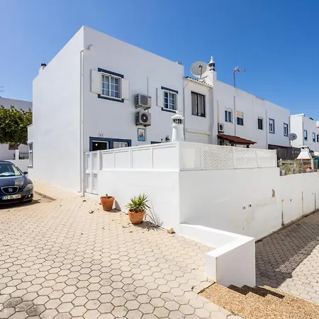 Newly Renovated 2 Bedroom Townhouse - Close To * Salema