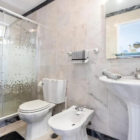 Newly Renovated 2 Bedroom Townhouse - Close To Vakantiehuis