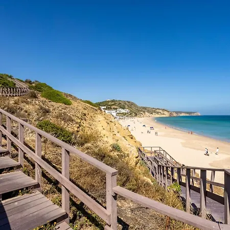 Newly Renovated 2 Bedroom Townhouse - Close To * Salema