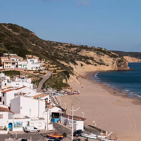 Newly Renovated 2 Bedroom Townhouse - Close To * Salema