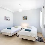 Newly Renovated 2 Bedroom Townhouse - Close To Сasa de vacaciones Salema